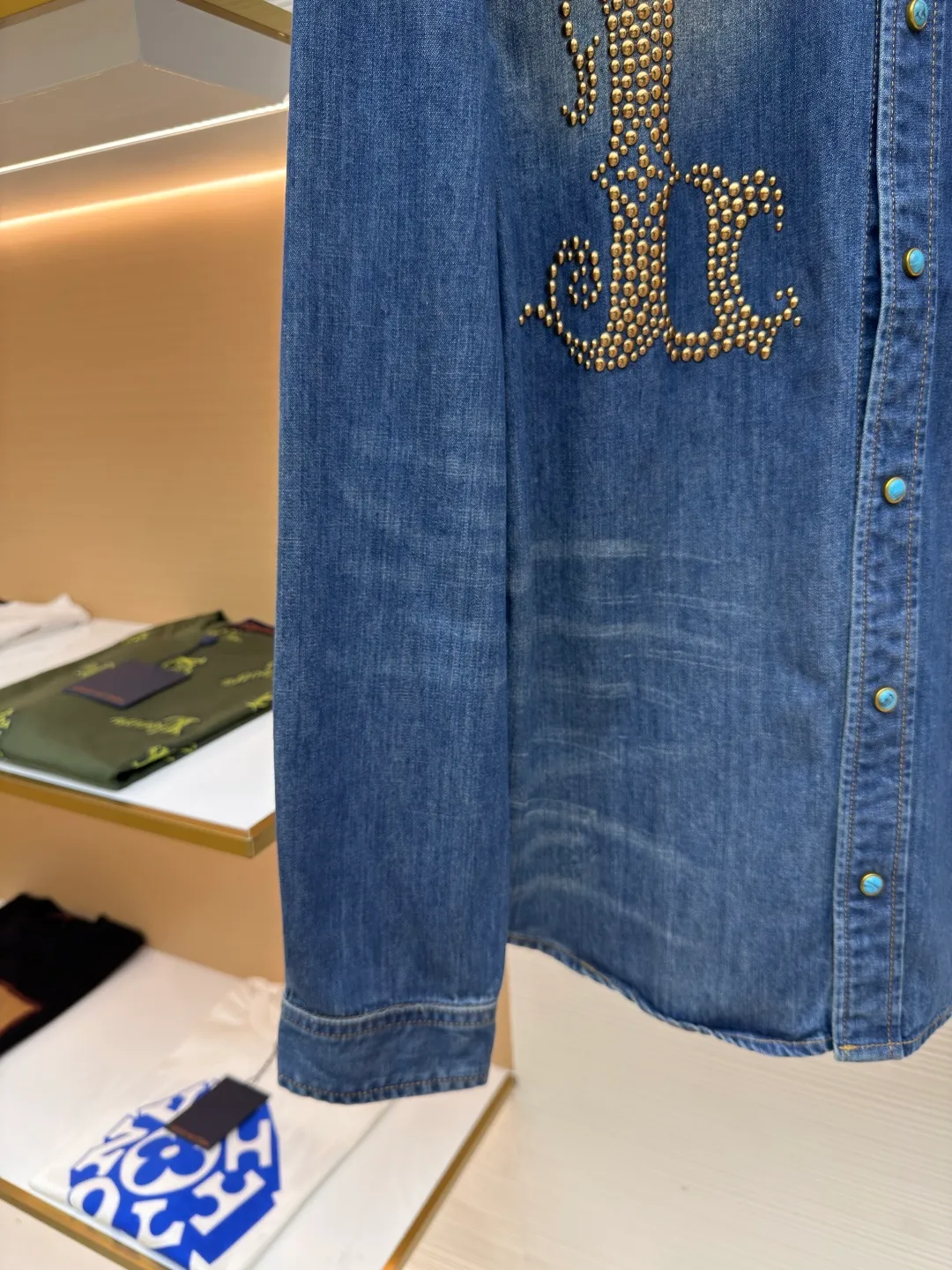 LOUIS VUITTON hook lapel denim long-sleeved shirt ●Authentic product: Purchased and developed by 10674 ●Item number: 1680561-B45 ●Fabric: Denim denim fabric ●Technology: Washed production ●Version: Fitted version ●Weight: about 610 grams ●Size: S-M-L-XL ●Description: Crafted from denim denim fabric, with excellent texture, comfortable and soft, breathable and sweat-absorbent, the chest is decorated with brand logo embellished with studs and floral details, and the top snap button is embellished with iconic floral details. The overall routing is straight and delicate, the fabric is comfortable and soft, and the color is consistent without color difference. It can be matched with the same style to create a fashionable look and control various occasions. Customized accessories, complete three standards, same style for men and women!